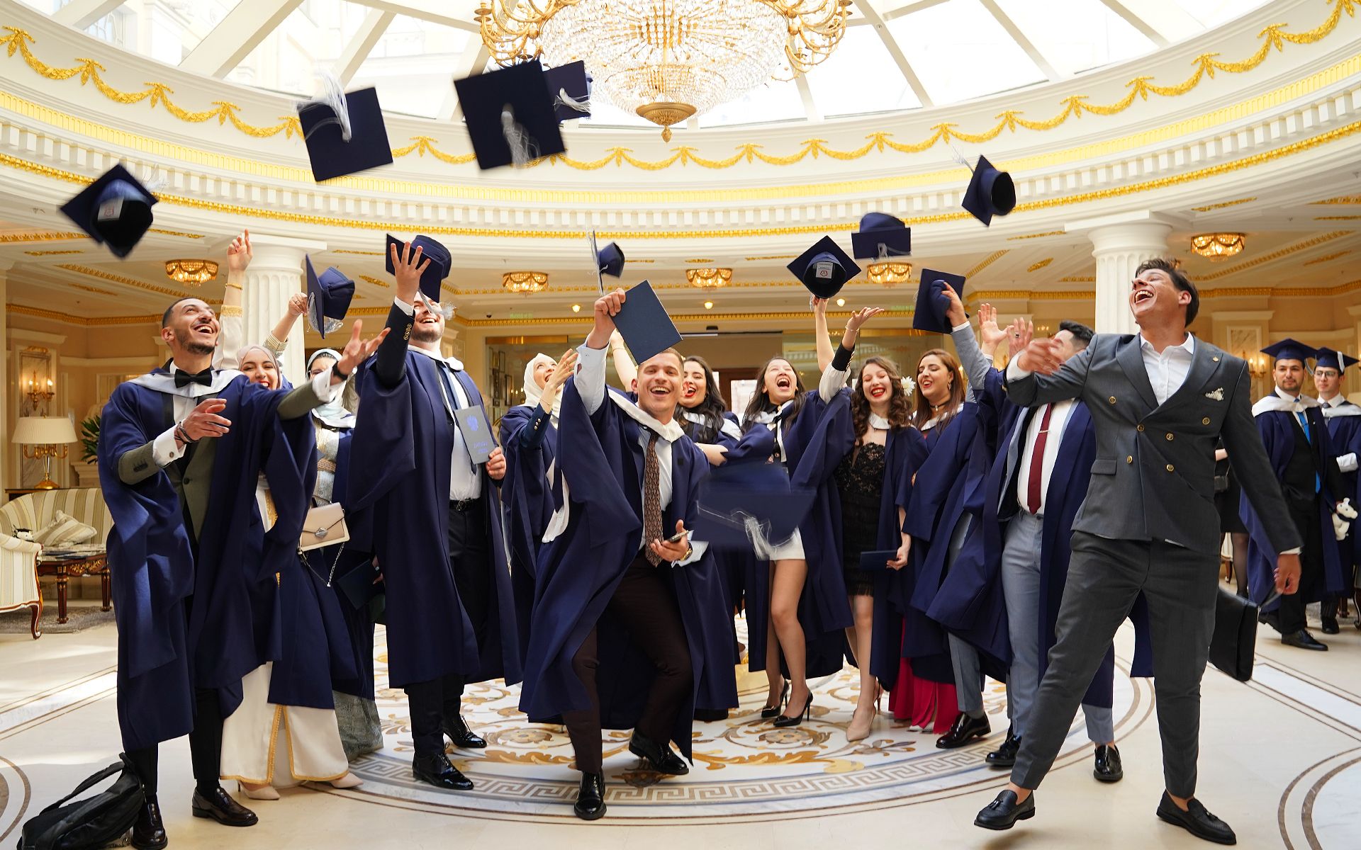 image 9 Soirée luxueuse de remise des diplomes : le 24 juin 2023, les diplômés de l’Université d’État de chimie et pharmacie de Saint-Pétersbourg ont recu des diplômes d’enseignement supérieur