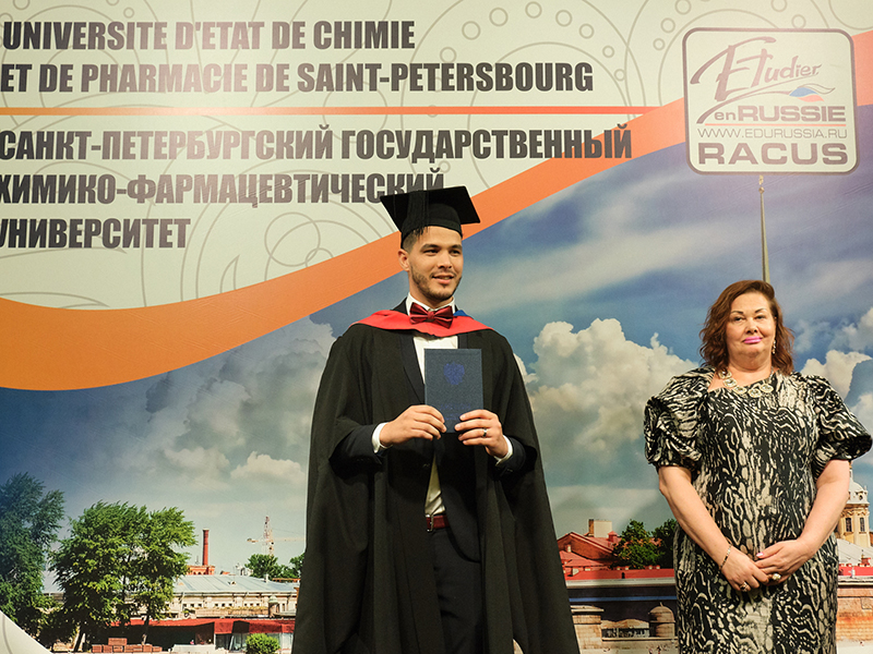 image 10 Les laureats de l’Universite d’Etat de chimie et de pharmacie de Saint-Petersbourg ont recu les diplomes de la formation superieure pharmaceutique longuement attendus