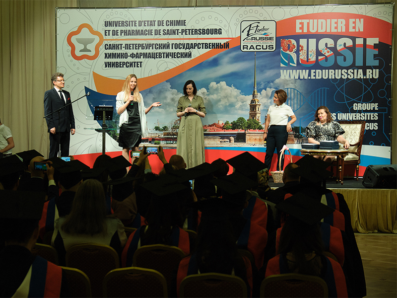 image 3 Les laureats de l’Universite d’Etat de chimie et de pharmacie de Saint-Petersbourg ont recu les diplomes de la formation superieure pharmaceutique longuement attendus