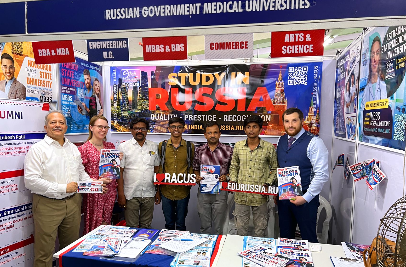 La delegation du groupe des universites d’Etat russes RACUS est arrivee a la capitale culturelle de l’Inde (la ville de Pune) avec une mission importante. Du 9 au 11 juin 2023, la salle d’Etat « Ganesh Kala Krida Manch » a accueilli une exposition educative internationale a grande echelle « Sakal Vidya Expo – 2023 », ou l’organisation RACUS a presente avec succes l’enseignement superieur en Russie. La ville indienne de Pune est appelee l’Oxford de l’Est et pour cause : le plus grand nombre d’etudiants en Inde etudie ici, et la ville est litteralement tissee d’universites et d’autres etablissements d’enseignement. Par consequent, la tenue de l’exposition internationale a Pune a attire un nombre record de jeunes Indiens ambitieux –&nbsp; selon les organisateurs, le chiffre a atteint 15 000 visiteurs.