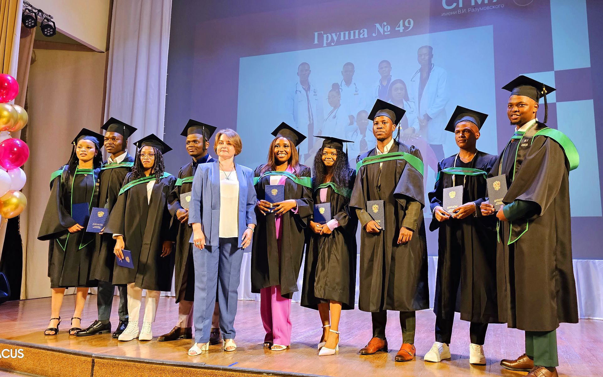 image 1 Plus de 1000 d’étudiants de l’Université d’État de médecine de Saratov ont recu leurs diplômes des médecins. La promotion de l’annee 2023.