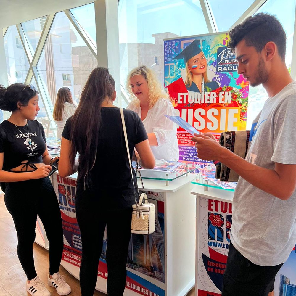 The director of the representative office of the organization RACUS in Tunisia held a presentation of a group of universities and told the students about the admission rules for the 2022/2023 academic year. Visitors enjoyed watching videos about the life of foreign students currently studying at Russian state universities, members of RACUS group.