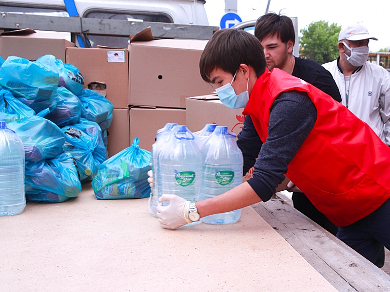 image 4 L’organisation RACUS a effectué une campagne caritative de distribution des produits alimentaires parmi les étudiants de l’Université d’État de médecine d’Astrakhan