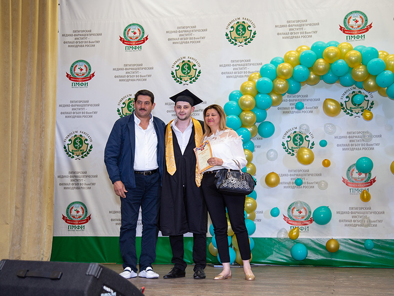 image 12 Cérémonie de remise des diplômes aux étudiants internationaux de l’Institut de médecine et de pharmacie de Piatigorsk