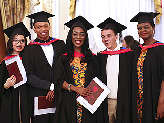 image 21 Cérémonie solennelle de remise des diplômes aux étudiants étrangers de l’Académie d’État de chimie et de pharmacie de Saint-Pétersbourg