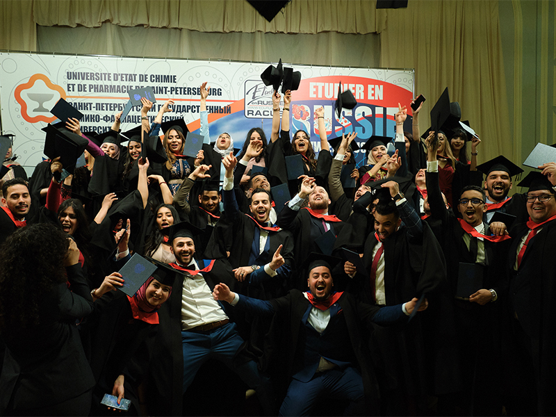 image 7 Les laureats de l’Universite d’Etat de chimie et de pharmacie de Saint-Petersbourg ont recu les diplomes de la formation superieure pharmaceutique longuement attendus