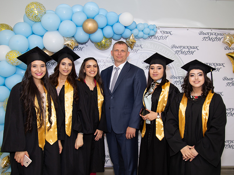 image 10 Cérémonie de remise des diplômes aux étudiants internationaux de l’Institut de médecine et de pharmacie de Piatigorsk