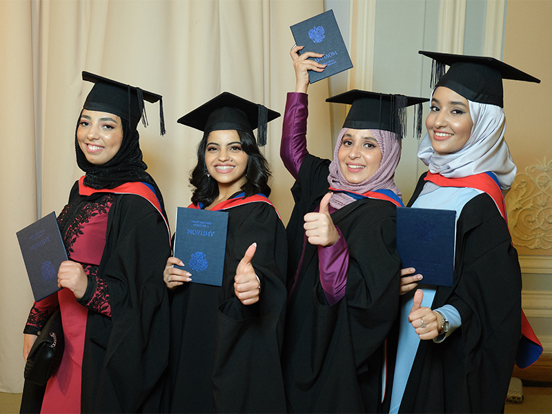 image 8 Les laureats de l’Universite d’Etat de chimie et de pharmacie de Saint-Petersbourg ont recu les diplomes de la formation superieure pharmaceutique longuement attendus