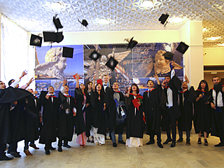 image 24 La ceremonie de distribution des diplomes aux jeunes diplomes des universites d’Etat de Russie du groupe RACUS