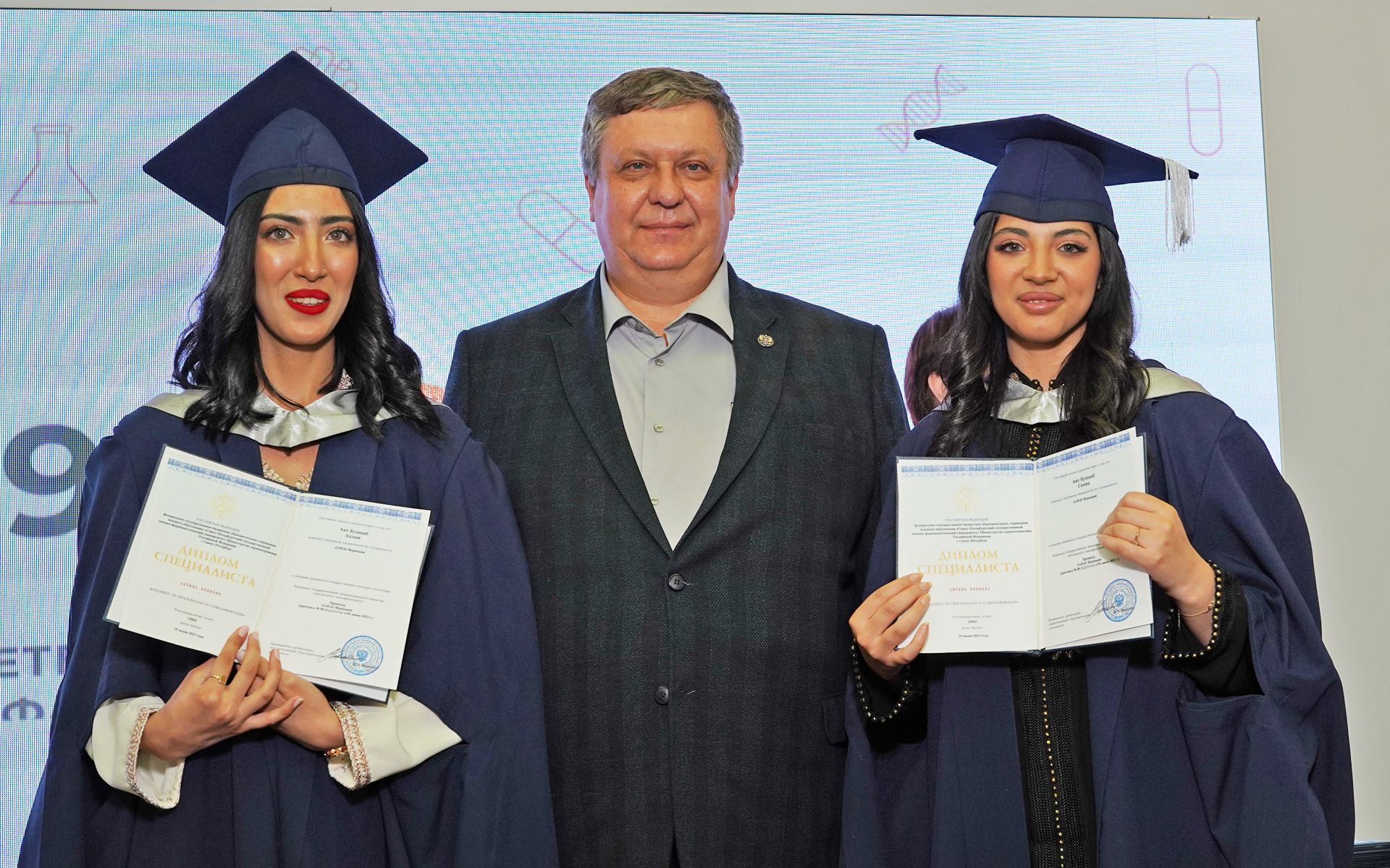 image 4 Soirée luxueuse de remise des diplomes : le 24 juin 2023, les diplômés de l’Université d’État de chimie et pharmacie de Saint-Pétersbourg ont recu des diplômes d’enseignement supérieur