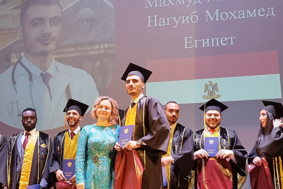 image 4 150 étudiants étrangers de l'Université d'État de médecine de Saratov recoivent leurs diplômes de l'enseignement superieur