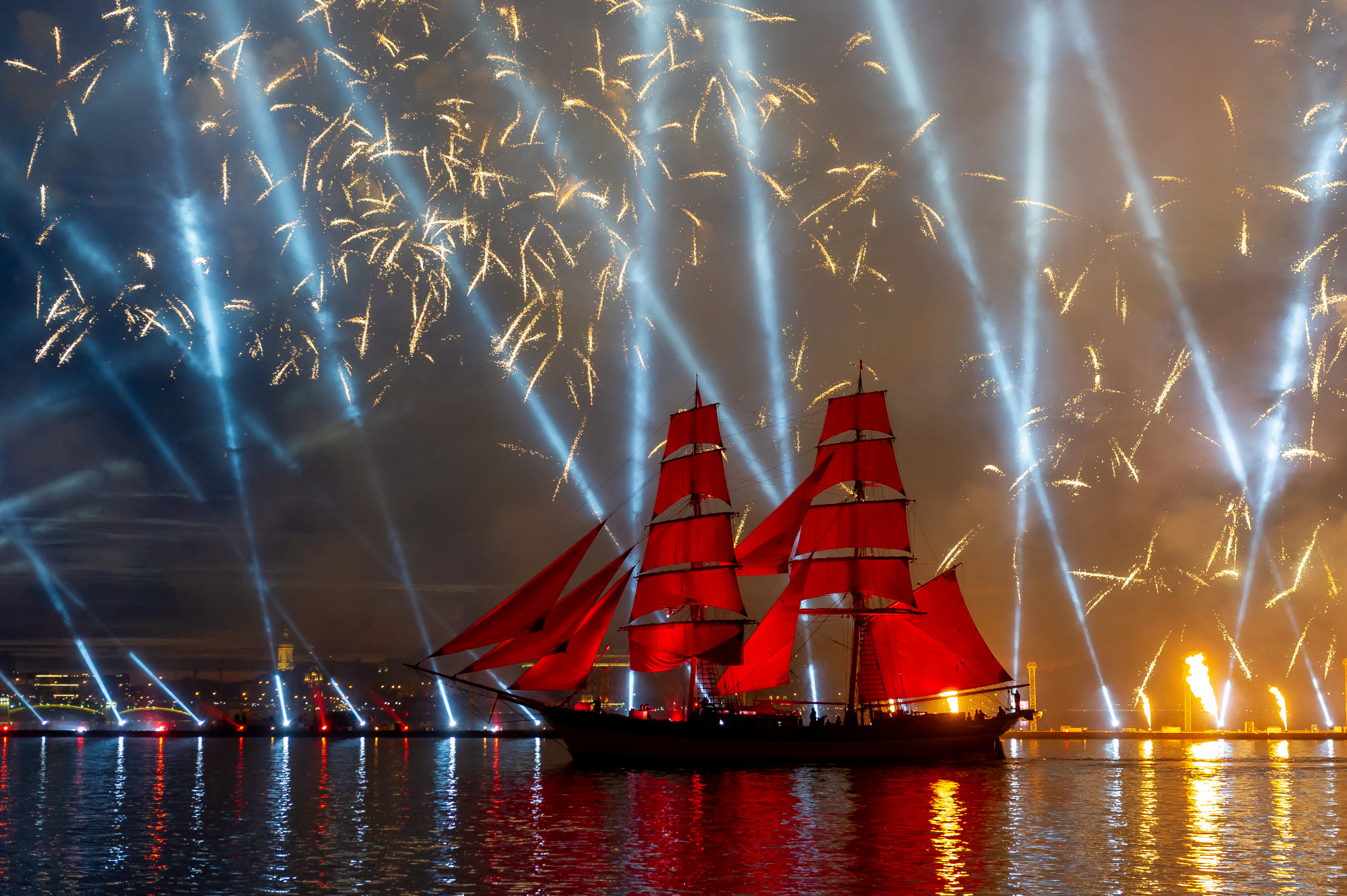 image 1 La fete de la fin d’etudes scolaires « Les Voiles ecarlates » a eu lieu a Saint-Petersbourg