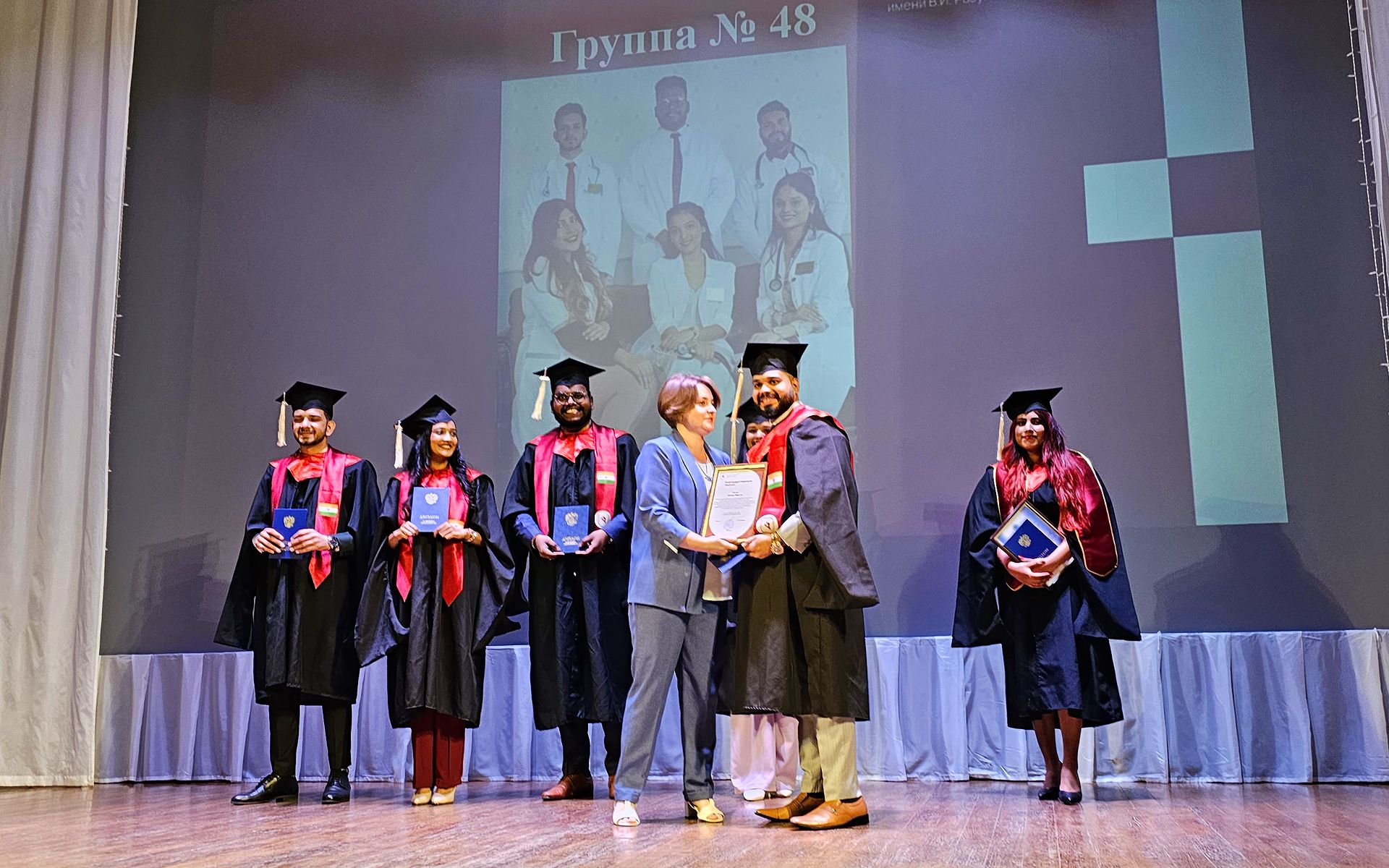 image 8 Plus de 1000 d’étudiants de l’Université d’État de médecine de Saratov ont recu leurs diplômes des médecins. La promotion de l’annee 2023.