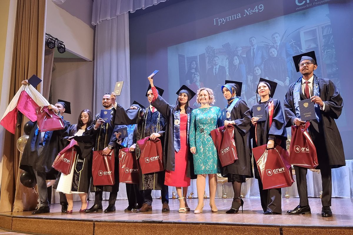 image 1 150 étudiants étrangers de l'Université d'État de médecine de Saratov recoivent leurs diplômes de l'enseignement superieur