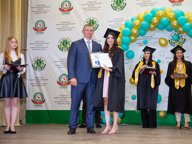 image 2 Cérémonie de remise des diplômes aux étudiants internationaux de l’Institut de médecine et de pharmacie de Piatigorsk