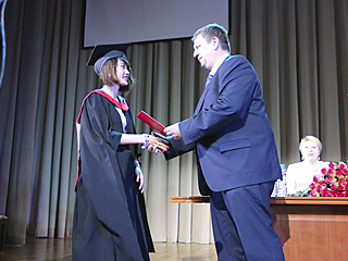 image 16 La ceremonie de distribution des diplomes aux jeunes diplomes des universites d’Etat de Russie du groupe RACUS