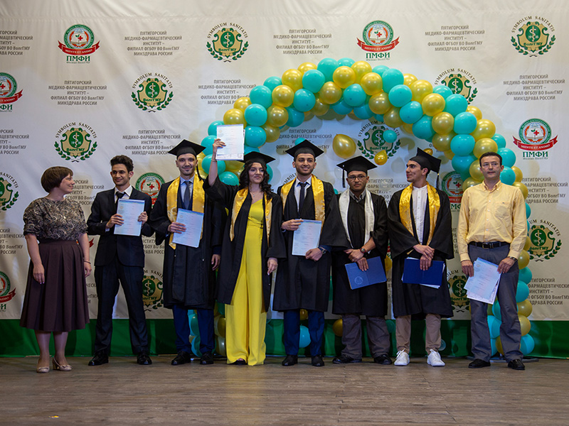 image 13 Cérémonie de remise des diplômes aux étudiants internationaux de l’Institut de médecine et de pharmacie de Piatigorsk