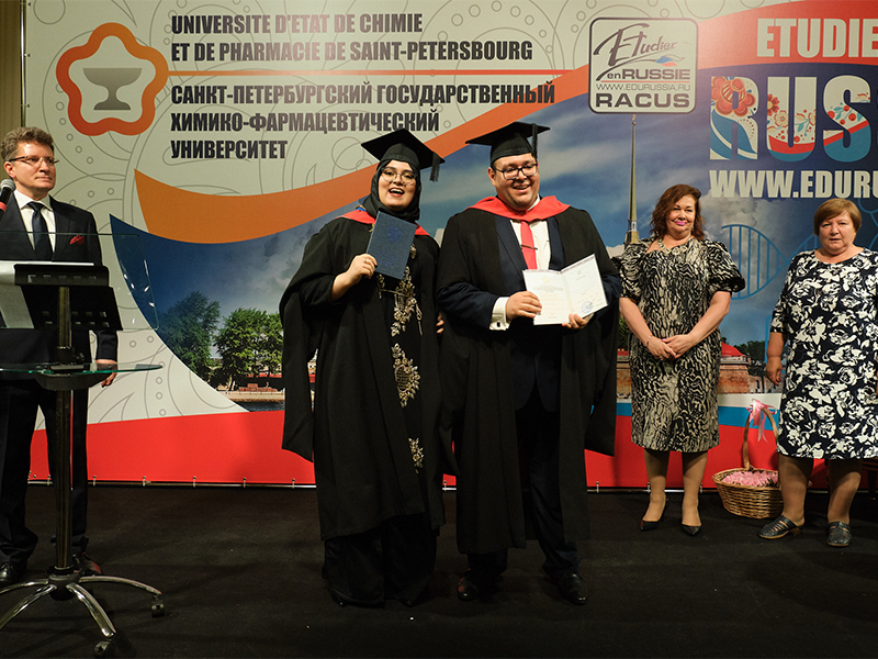 image 6 Les laureats de l’Universite d’Etat de chimie et de pharmacie de Saint-Petersbourg ont recu les diplomes de la formation superieure pharmaceutique longuement attendus