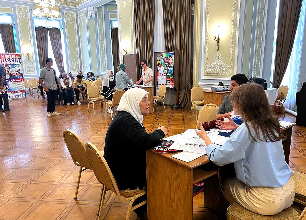 image 6 Organisation RACUS a présenté l’enseignement supérieur russe a l’exposition éducative spécialisée « Enseignement supérieur dans les universités d’État russes du groupe RACUS reconnues en Egypte » qui a eu lieu à Alexandrie (Egypte)