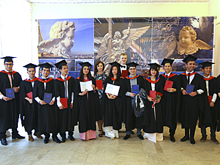 image 23 La ceremonie de distribution des diplomes aux jeunes diplomes des universites d’Etat de Russie du groupe RACUS