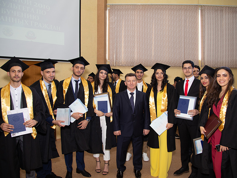 image 3 Cérémonie de remise des diplômes aux étudiants internationaux de l’Institut de médecine et de pharmacie de Piatigorsk