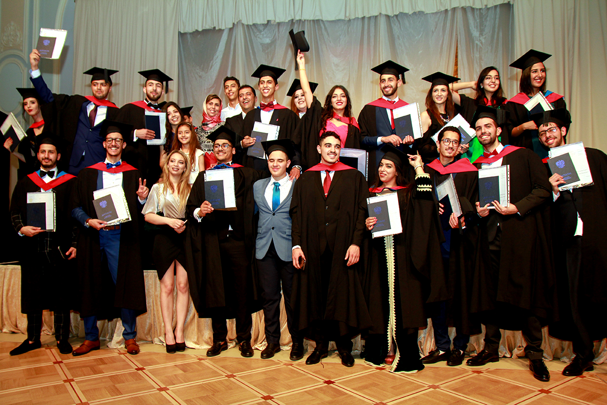 image 1 Cérémonie solennelle de remise des diplômes aux étudiants étrangers de l’Université d’État de chimie et de pharmacie de Saint-Pétersbourg