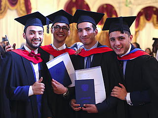 image 19 Cérémonie solennelle de remise des diplômes aux étudiants étrangers de l’Académie d’État de chimie et de pharmacie de Saint-Pétersbourg