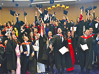 image 13 Cérémonie solennelle de la remise des diplômes aux gradués étrangers de l’Académie d’État de chimie et de pharmacie de Saint-Pétersbourg