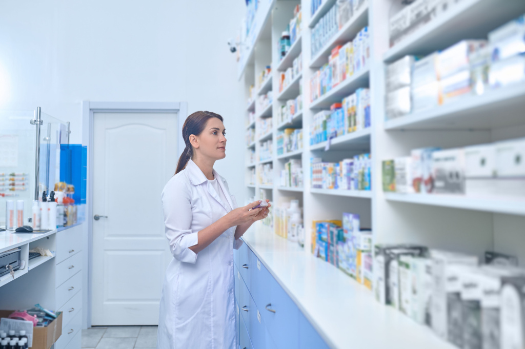 female_pharmacist_working_in_a_drugstore_ee195edfb7 (1).jpg