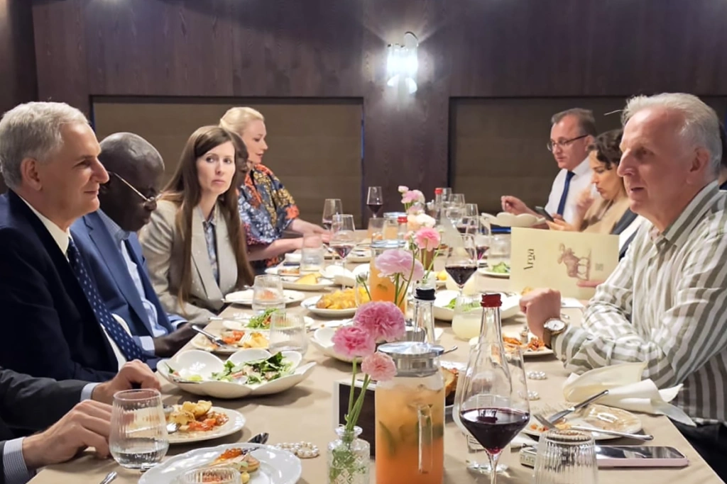 image Dîner d'affaires avec les Ambassadeurs Extraordinaires et Plénipotentiaires d'Algérie et de la Côte d’Ivoire en Fédération de Russie